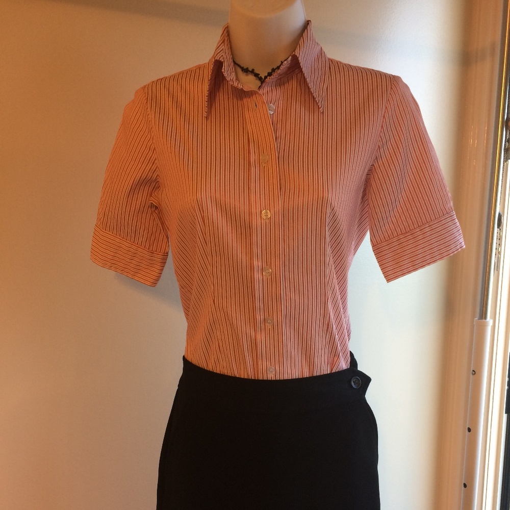 Red & white stretch button down top XS